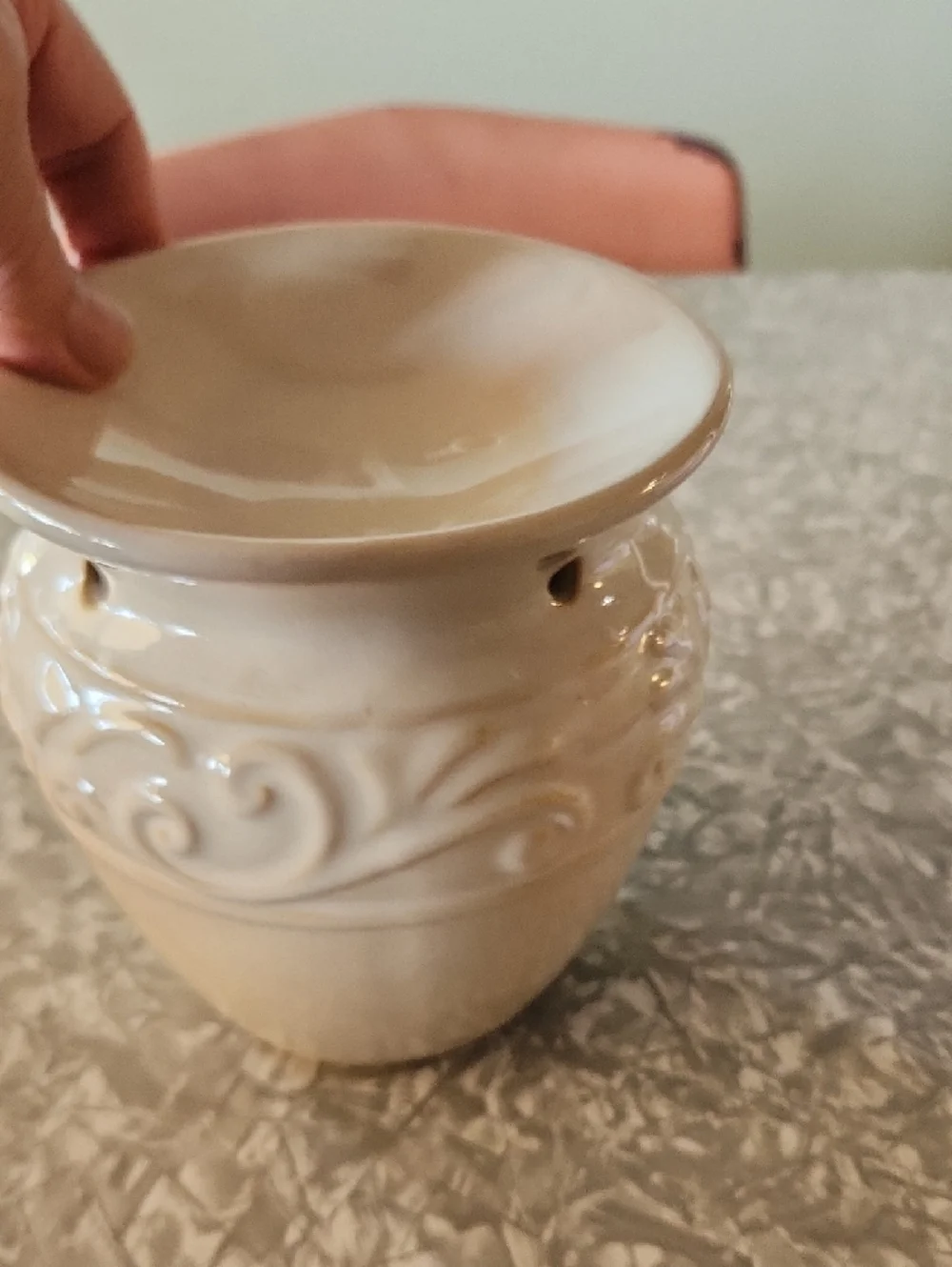 Yankee Candle Cream Decorative Ceramic Warmer with Scroll Motif
